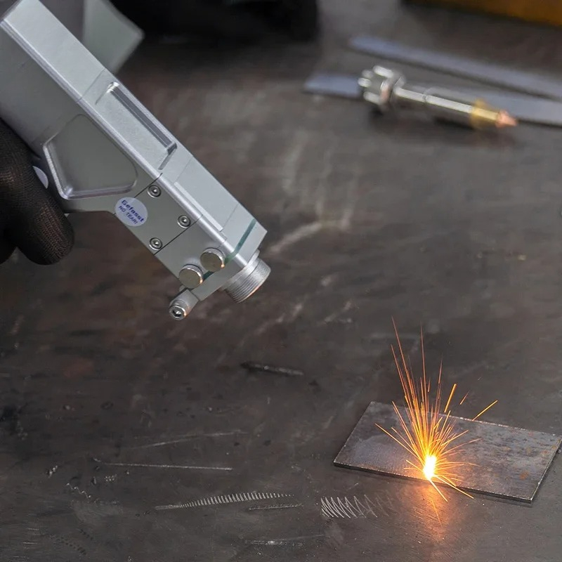 Китайский ручной аппарат для л – обзор и цена Fiber Laser Welder 2000W